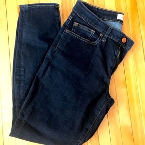 Gap curves true skinny jeans. Size 28.